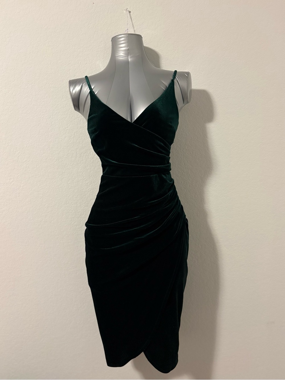 Premier Amour Velvet Ruched Midi Dress in Emerald Green